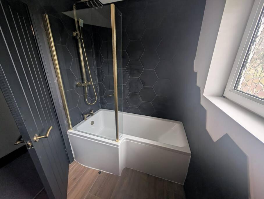Modern 3Br Home - Private Parking - Tv In Every Bedroom Swansea Exteriér fotografie