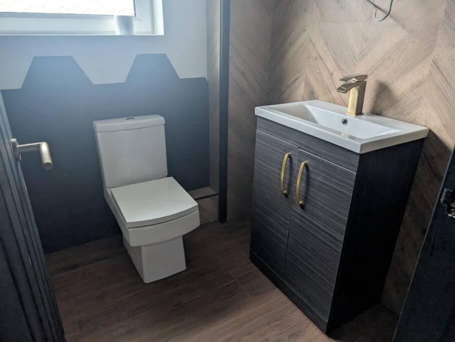 Modern 3Br Home - Private Parking - Tv In Every Bedroom Swansea Exteriér fotografie